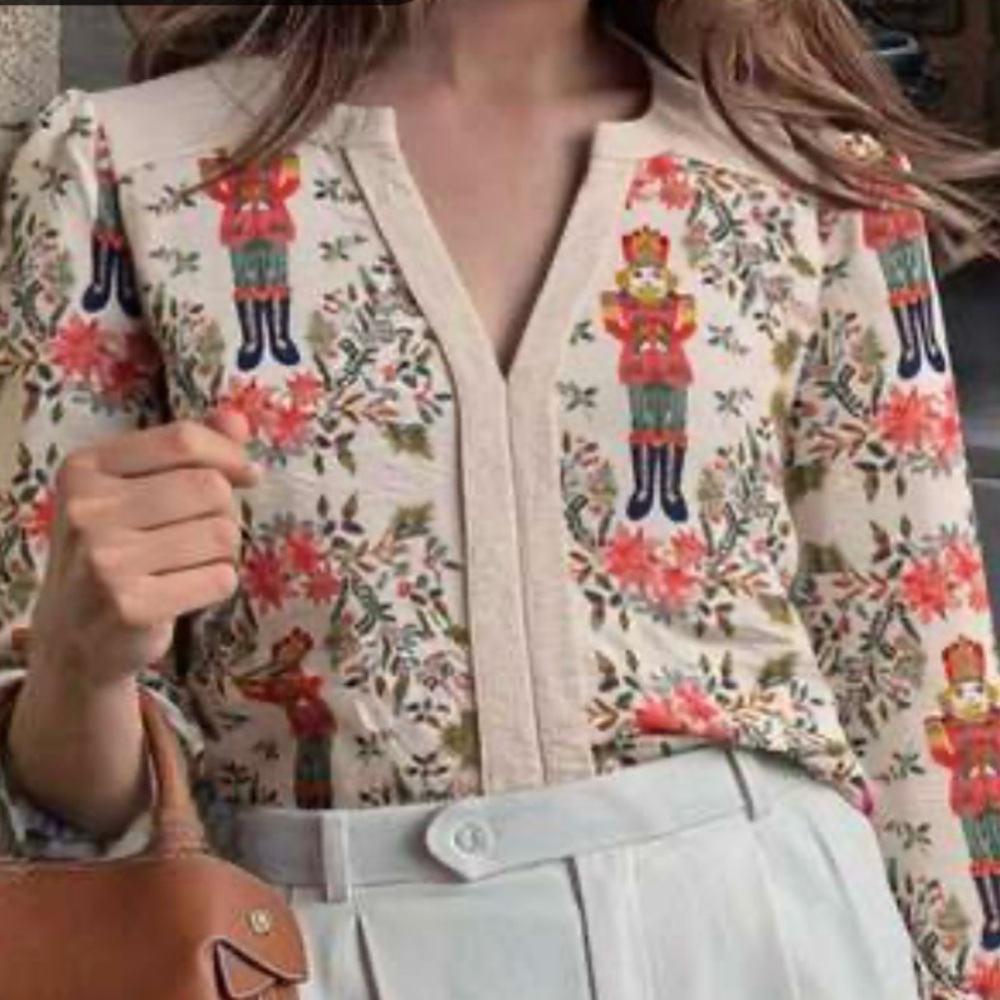 New Floral Nutcracker Print Ivory pullover Women's blouse. Size 2 XL.